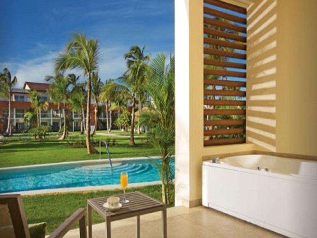 Breathless Punta Cana Resort & Spa (Adults Only) Eksteriør bilde A swim-out room at the Hard Rock Hotel